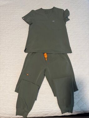 FIGS Moss Jogger Scrub Set
